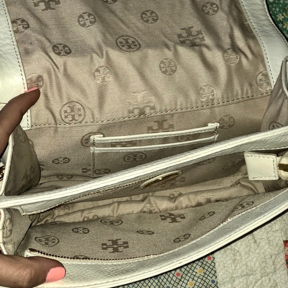 Authentic Tory Burch Kipp Crossbody in Ivory - Picture 5 of 5